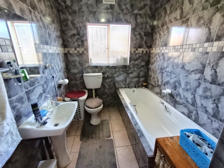 4 Bedroom Property for Sale in Langenhovenpark Free State